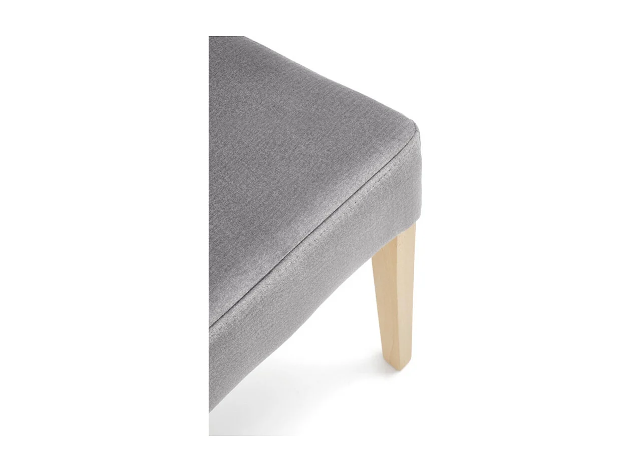 Silla Yanis tapizada en terciopelo gris con patas de madera maciza