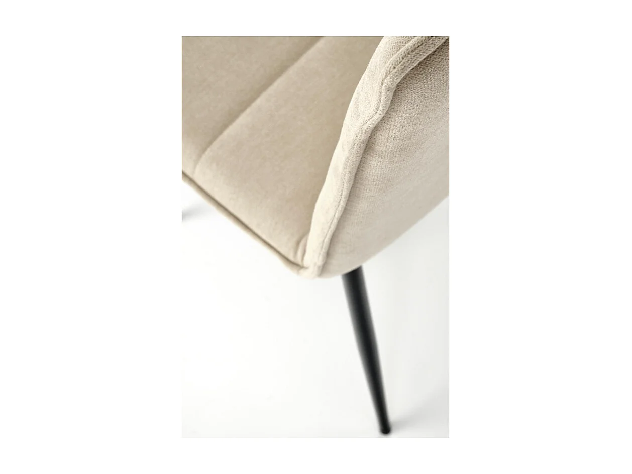 Silla de diseño Assia de tela beige con patas de metal negro