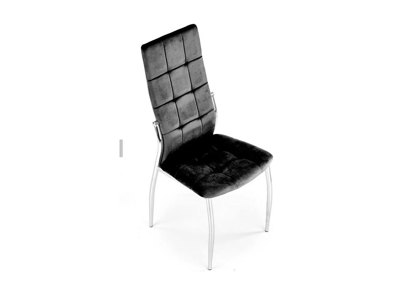 Silla Elysium tapizada en terciopelo negro con patas de metal