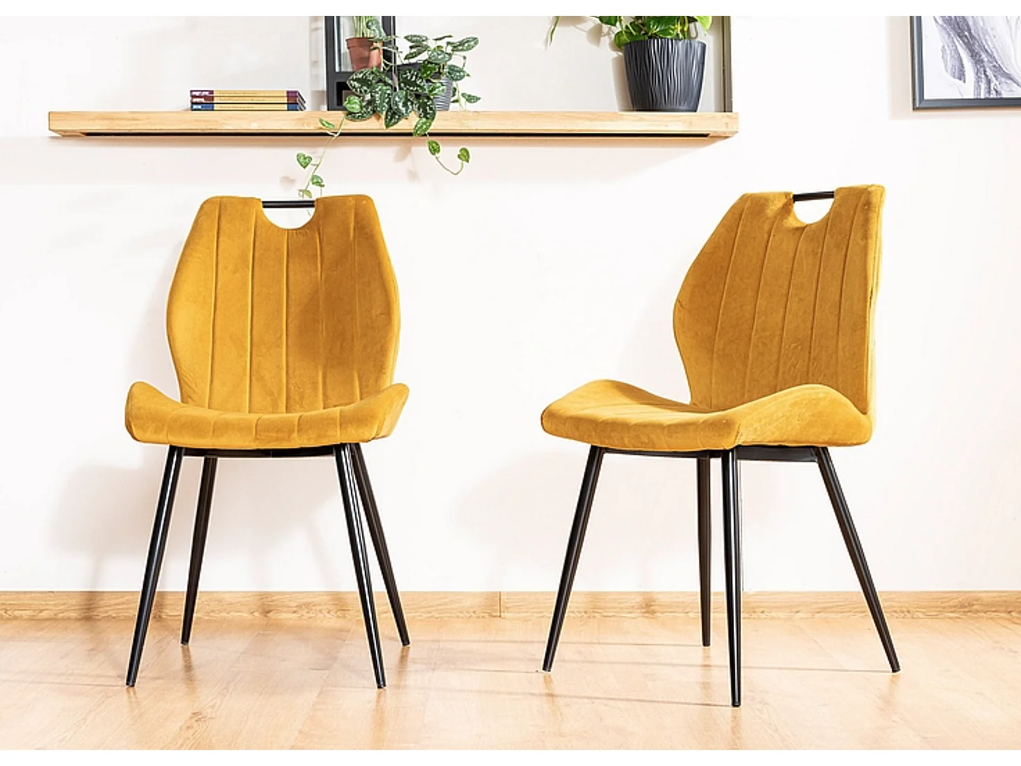 Chaise design métal noir et velours jaune Skal