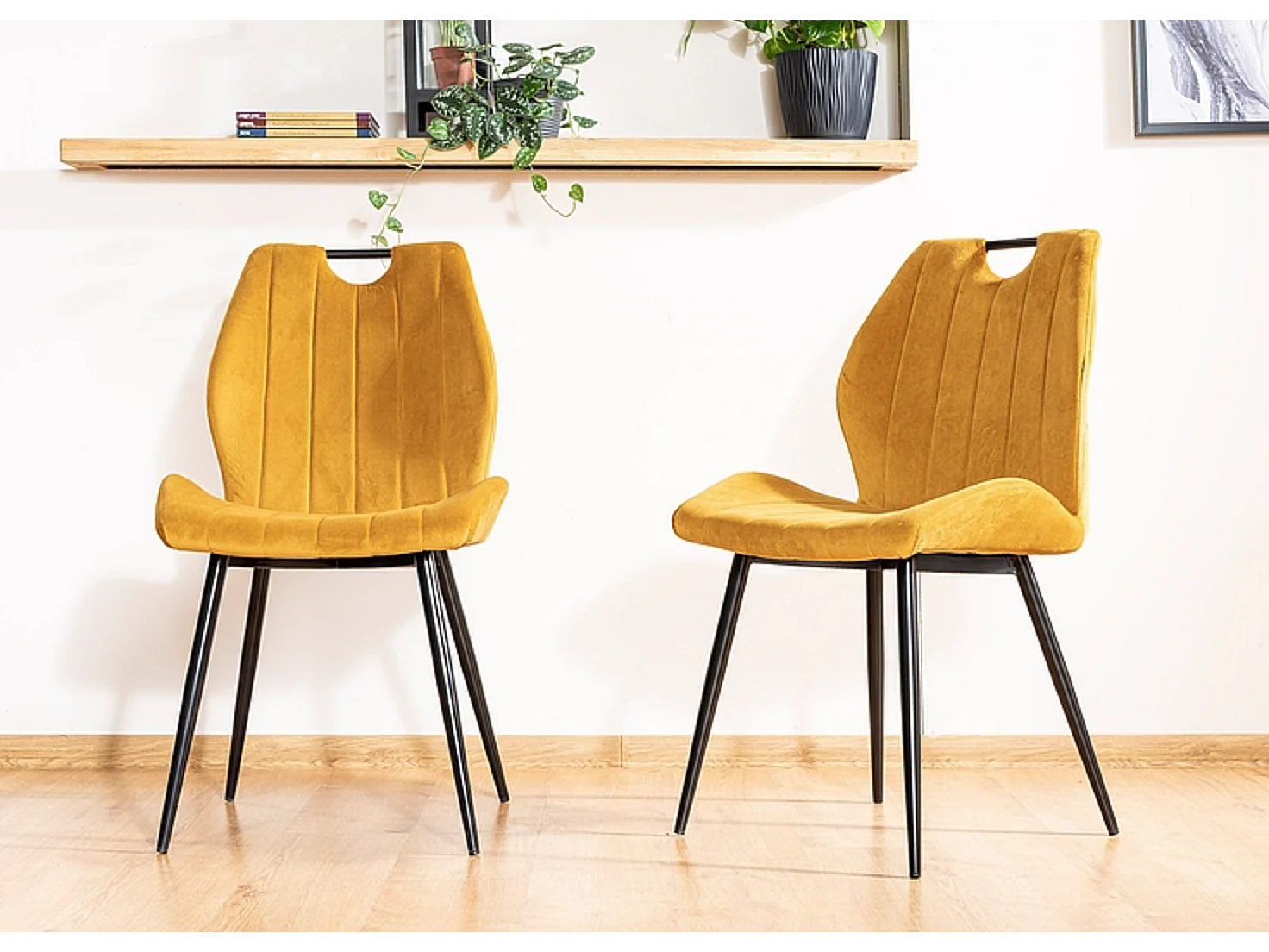 Sedia di design Skal in metallo nero e velluto giallo