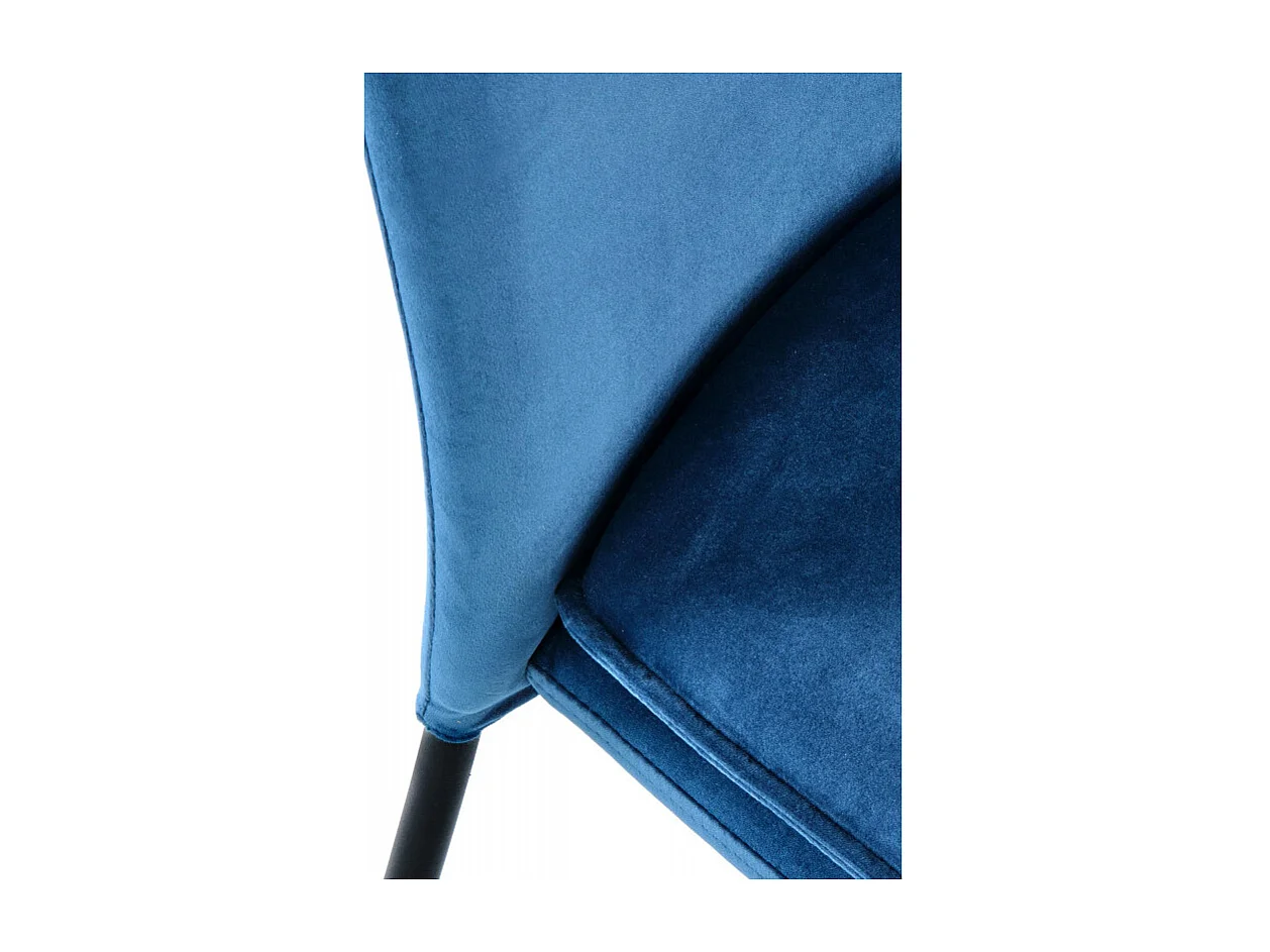 Silla de terciopelo azul con finas patas de metal negro MEET