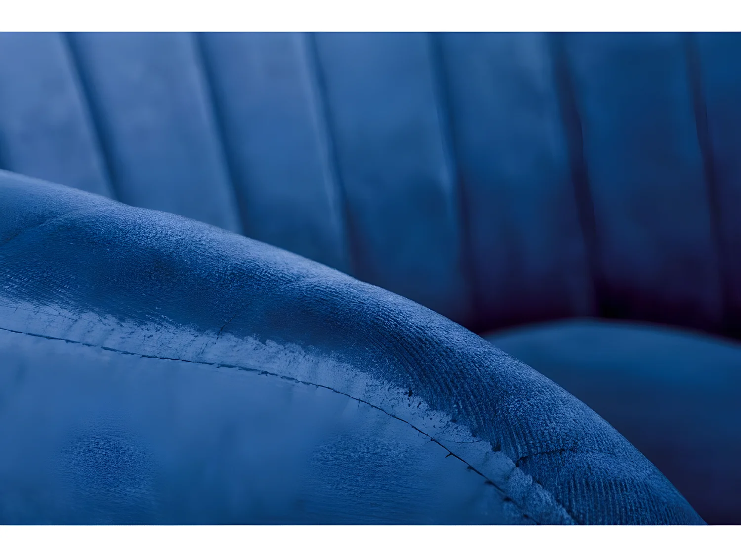 Chaise en velours bleu avec coussin d'assise et pieds en métal noir AMY