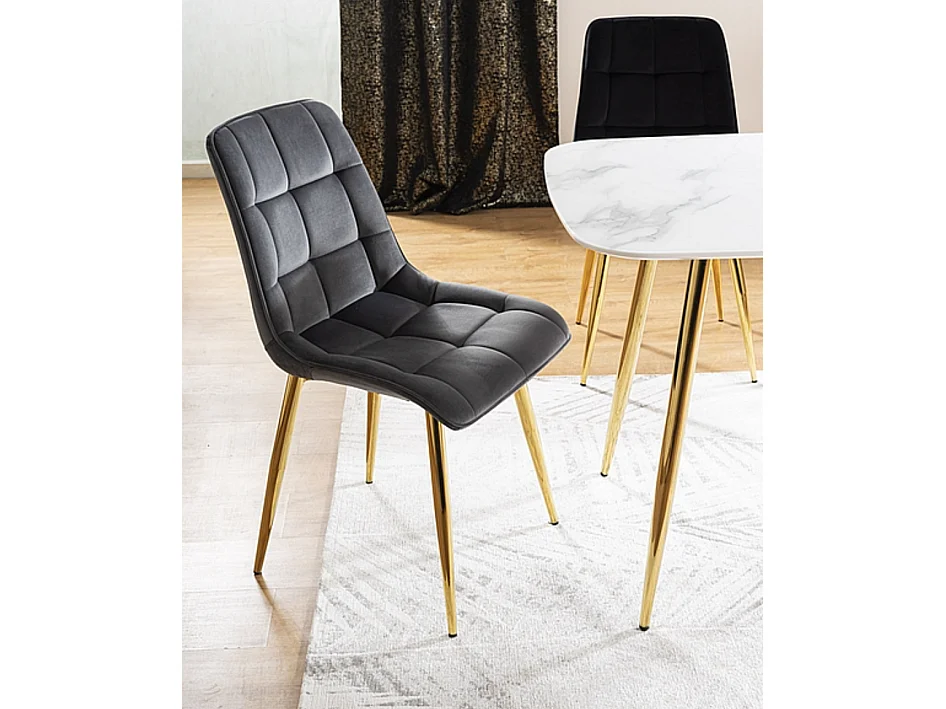 Silla de diseño Harriet de terciopelo negro con patas doradas