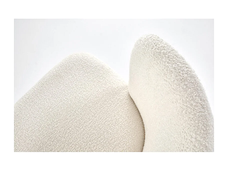 Chaise design en tissu bouclé crème avec pieds noirs en métal Schaff