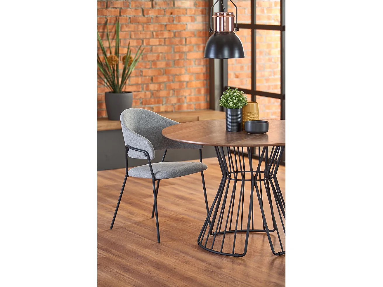 Silla de diseño en tejido gris claro y estructura de acero Cardiff negro