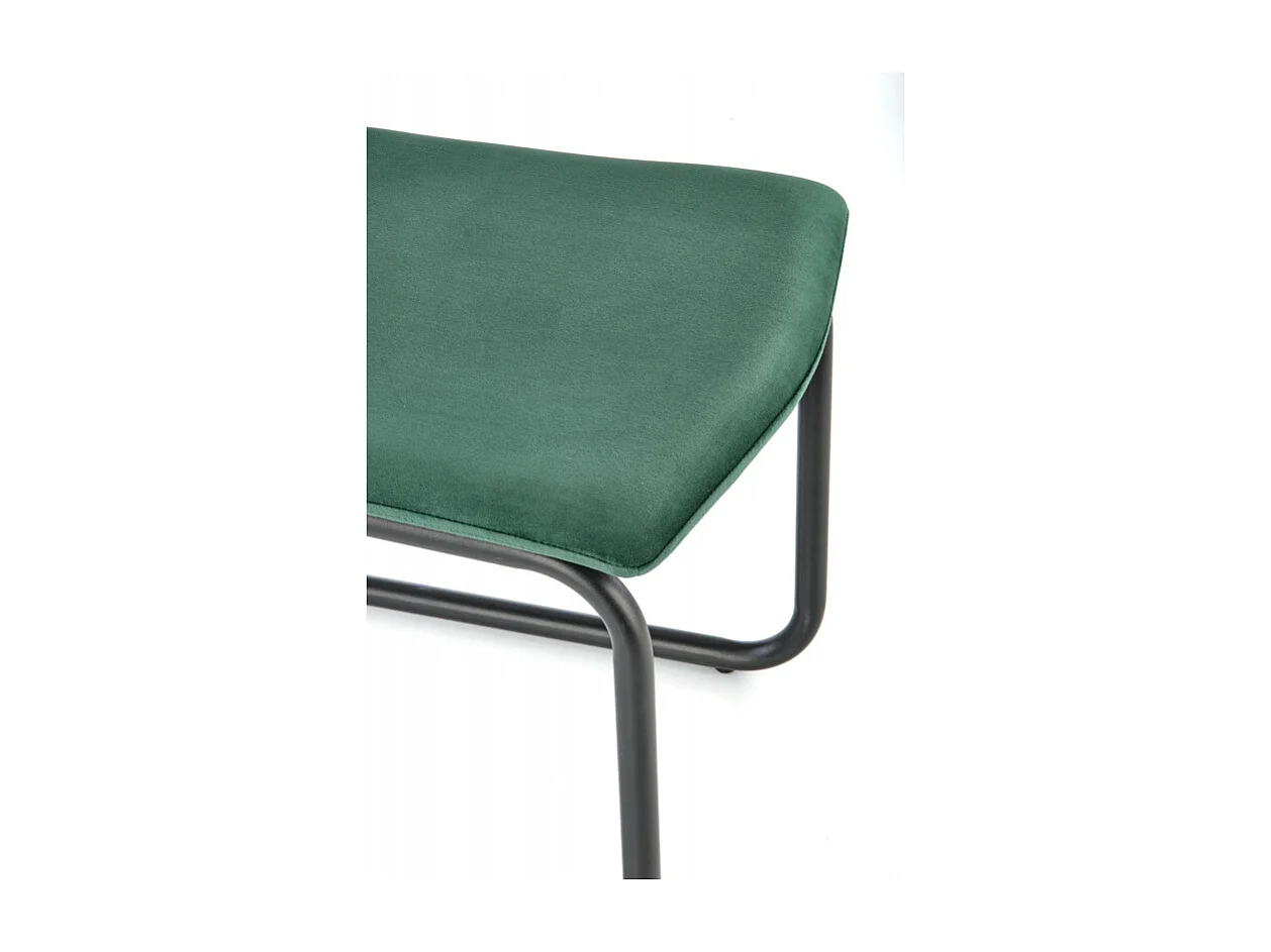 Chaise en velours vert avec haut dossier et piètement design en métal noir ENOLA