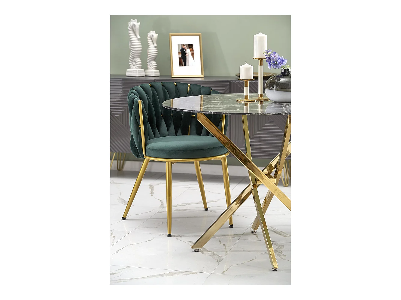 Mesa de 100 cm con tablero de aspecto mármol negro y base Mezzo dorada