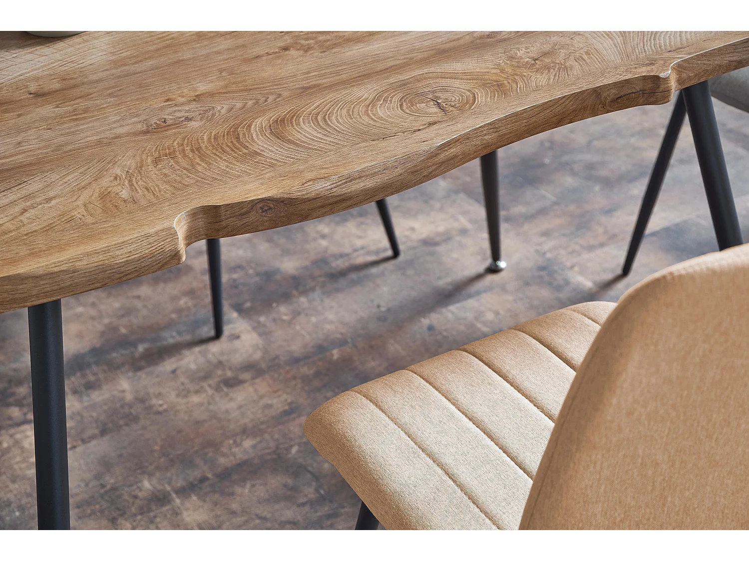 Mesa de comedor Olga con tablero de aspecto roble natural y patas de acero negro