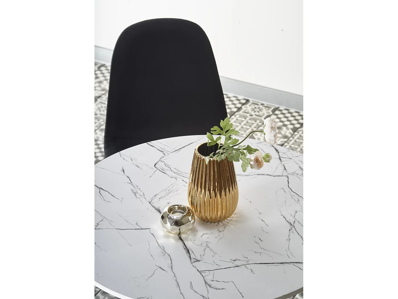 Table ronde 80 cm blanche avec plateau aspect marbre et pied en métal DANU