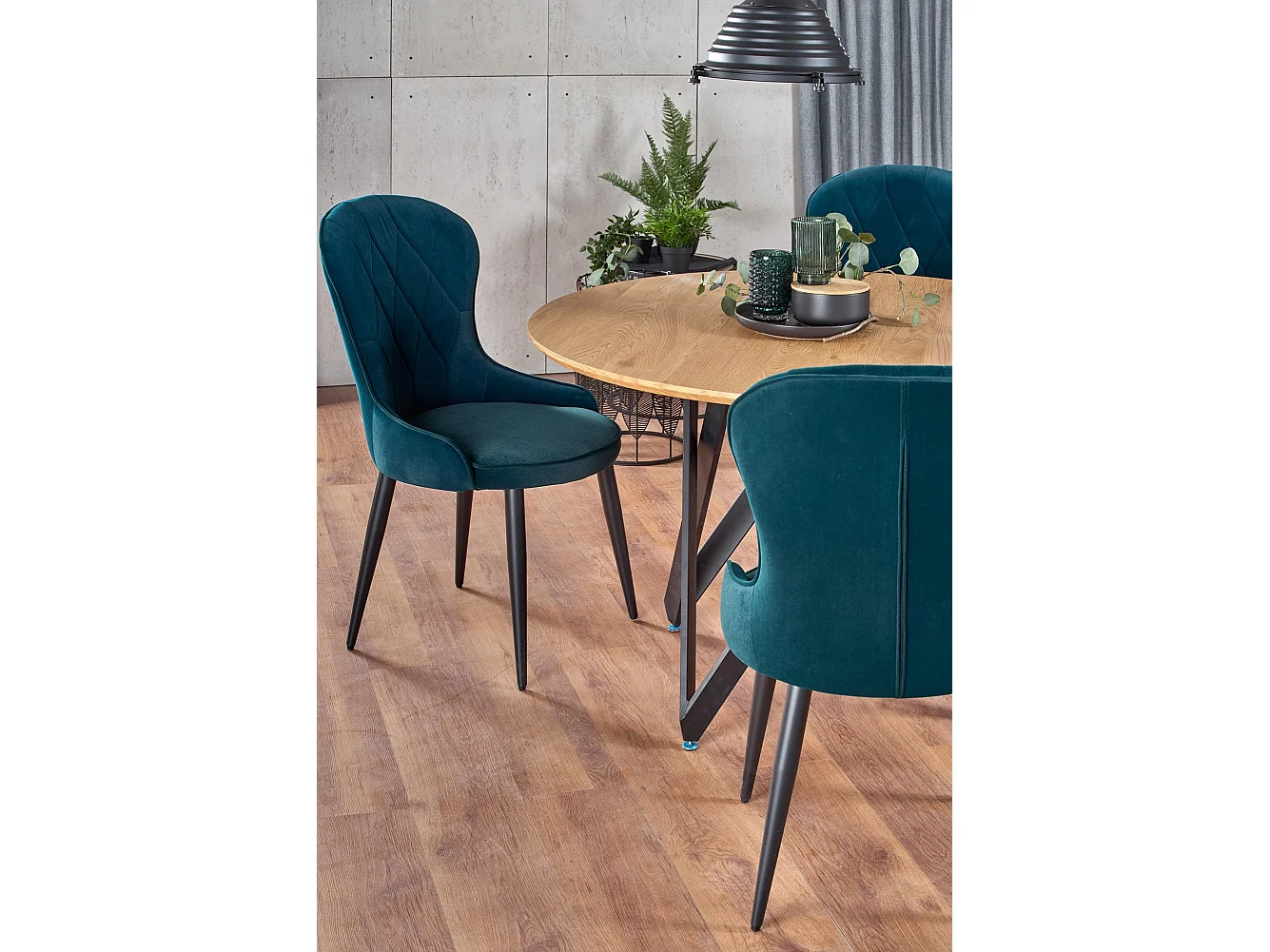 Mesa de comedor redonda con tablero de aspecto roble dorado y base de diseño de acero Spin negro