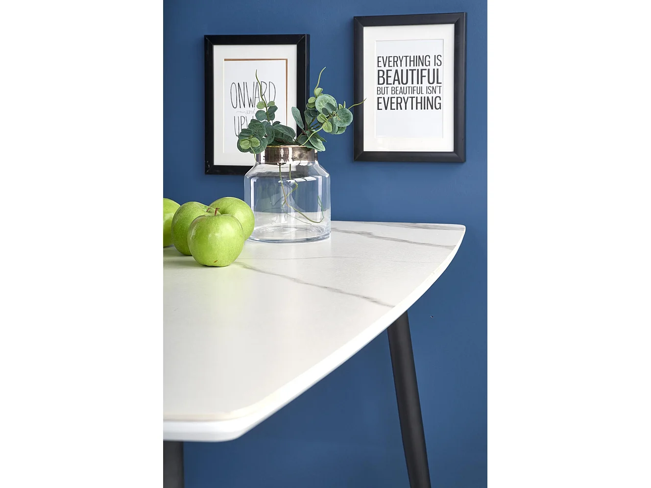 Table à manger aspect marbre blanc avec pieds en métal noir BOCHICA