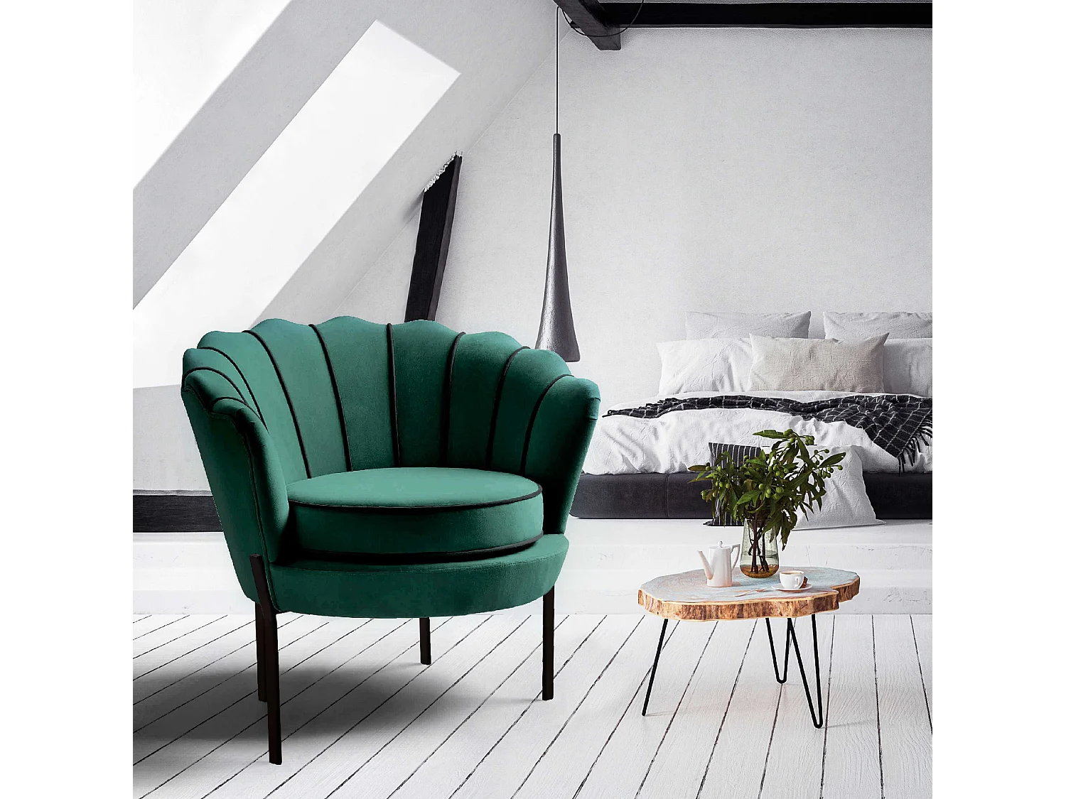 Fauteuil coquillage en velours vert avec pieds noirs en métal HOEL