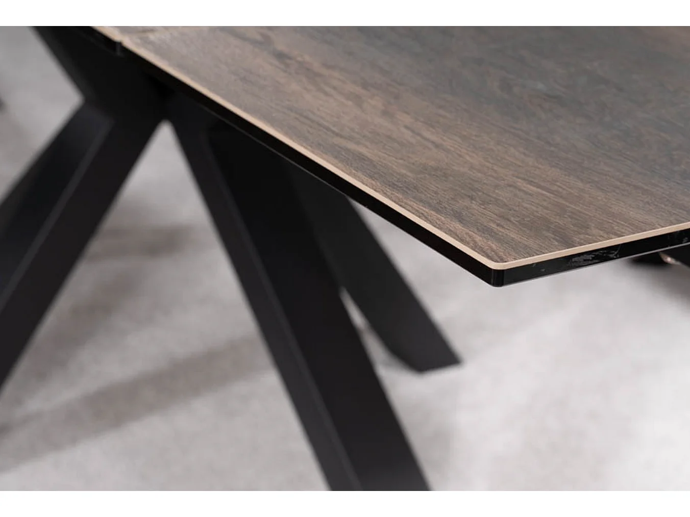 Tavolo di design allungabile Sway in metallo e legno ceramico