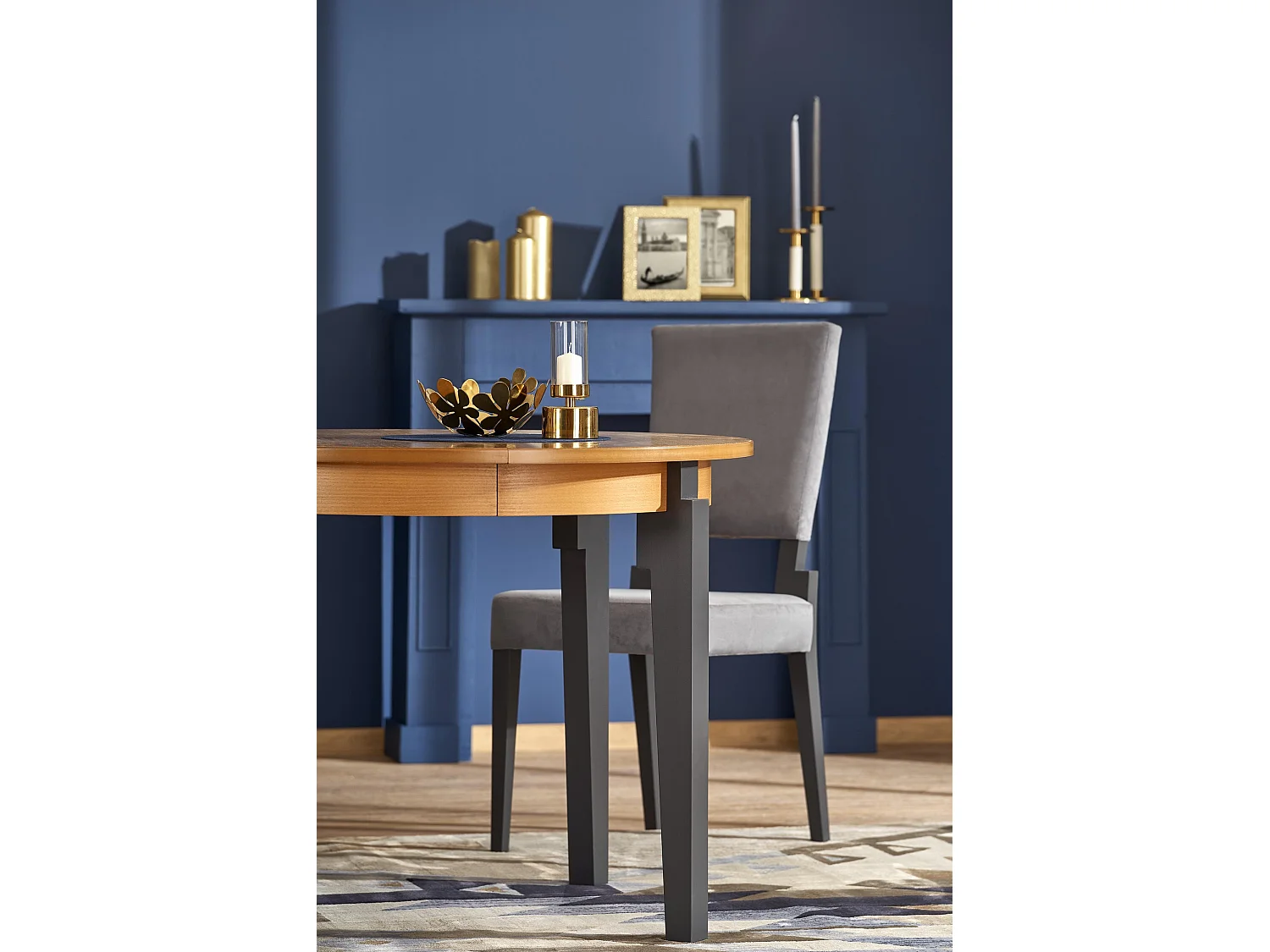 Piano del tavolo rotondo allungabile Cox in rovere con gambe grigio antracite