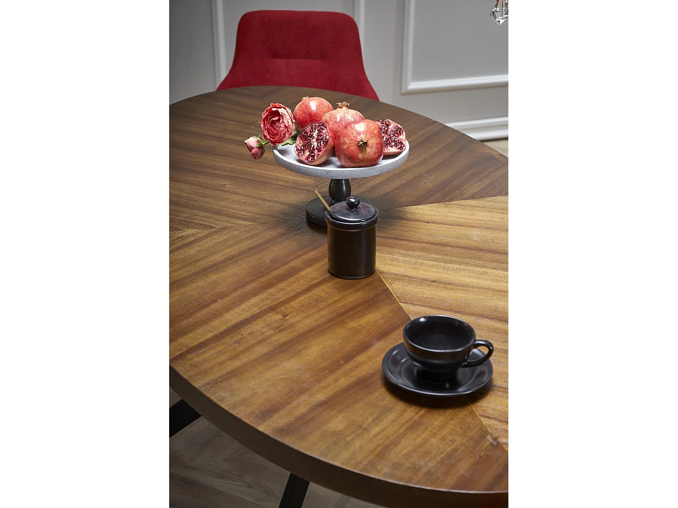 Tavolo da pranzo ovale con piano impiallacciato in noce e base in metallo nero design BENDIS