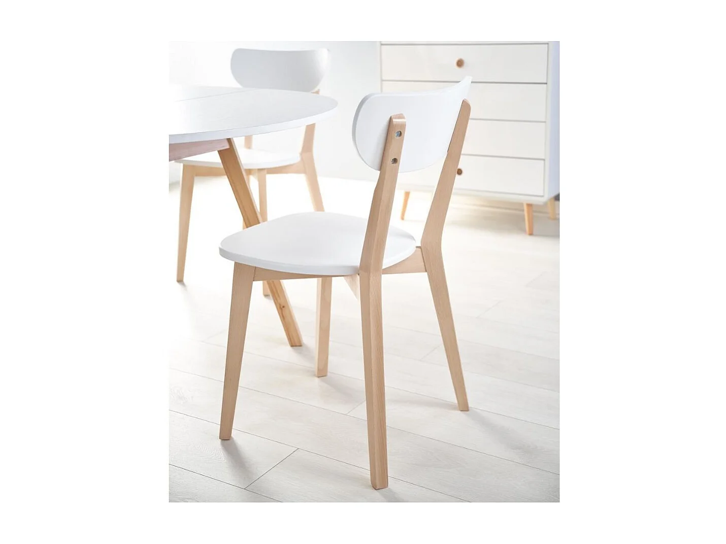 Mesa redonda escandinava con extensión 102cm Storend - Juego de 4 sillas Storend (360€)