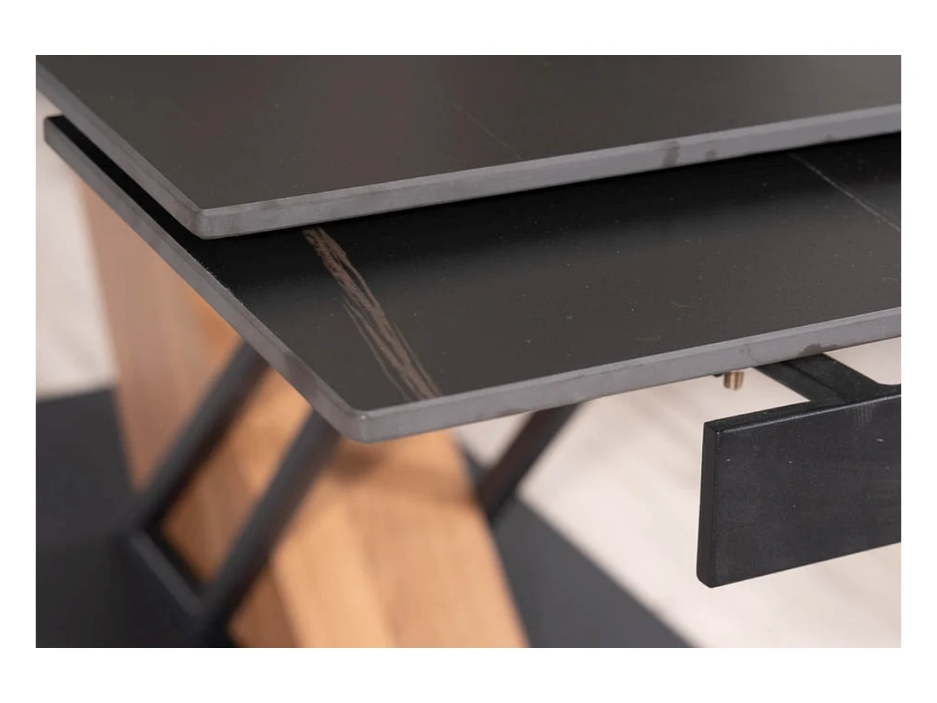 Mesa de diseño extensible Viro 180-240cm efecto metal y mármol