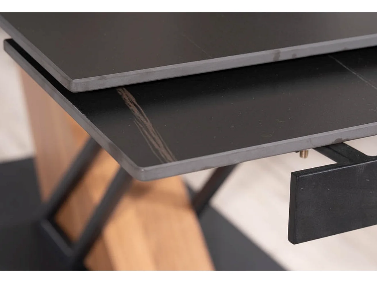 Mesa de diseño extensible Viro 180-240cm efecto metal y mármol