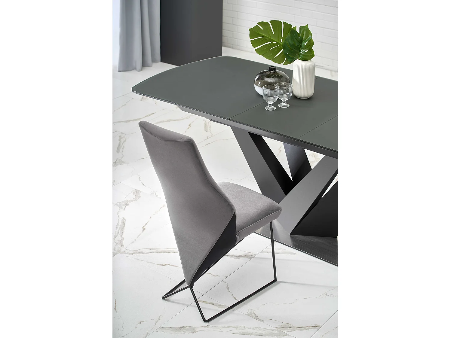 Table de salle à manger contemporaine extensible grise et noire avec pied central SHIELD