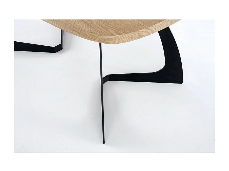 Mesa de comedor extensible CYBELE de aspecto roble con patas de metal negro de diseño