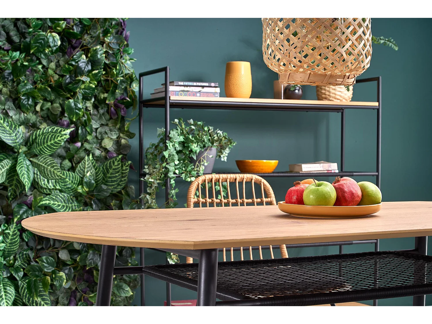 Tavolo da pranzo in rovere dorato con ripiano in rattan e gambe in metallo nero CEBREN