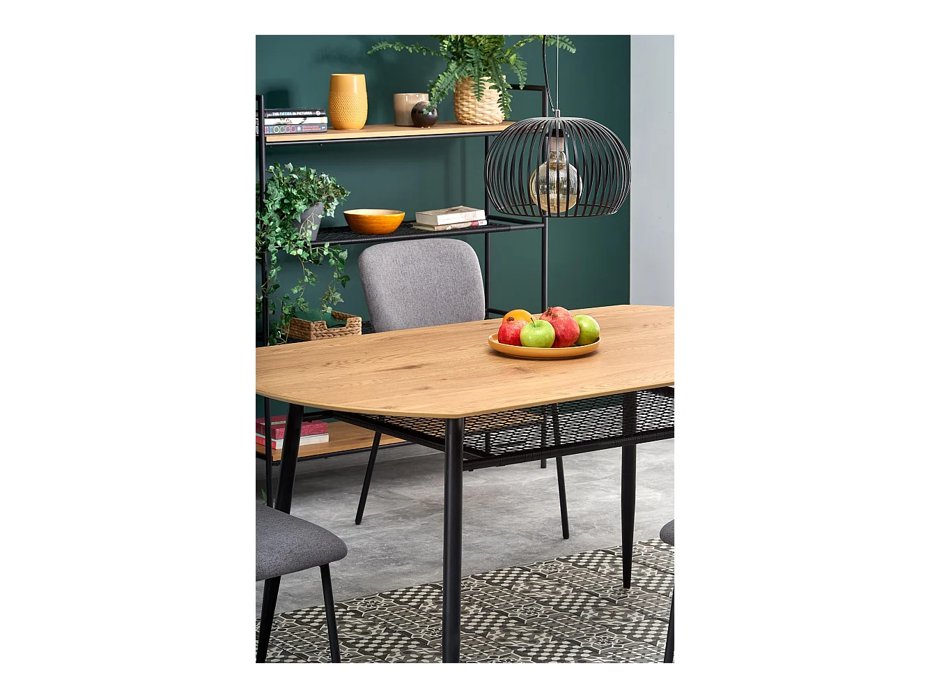 Table de salle à manger aspect chêne doré avec étagère en rotin et pieds en métal noir CEBREN