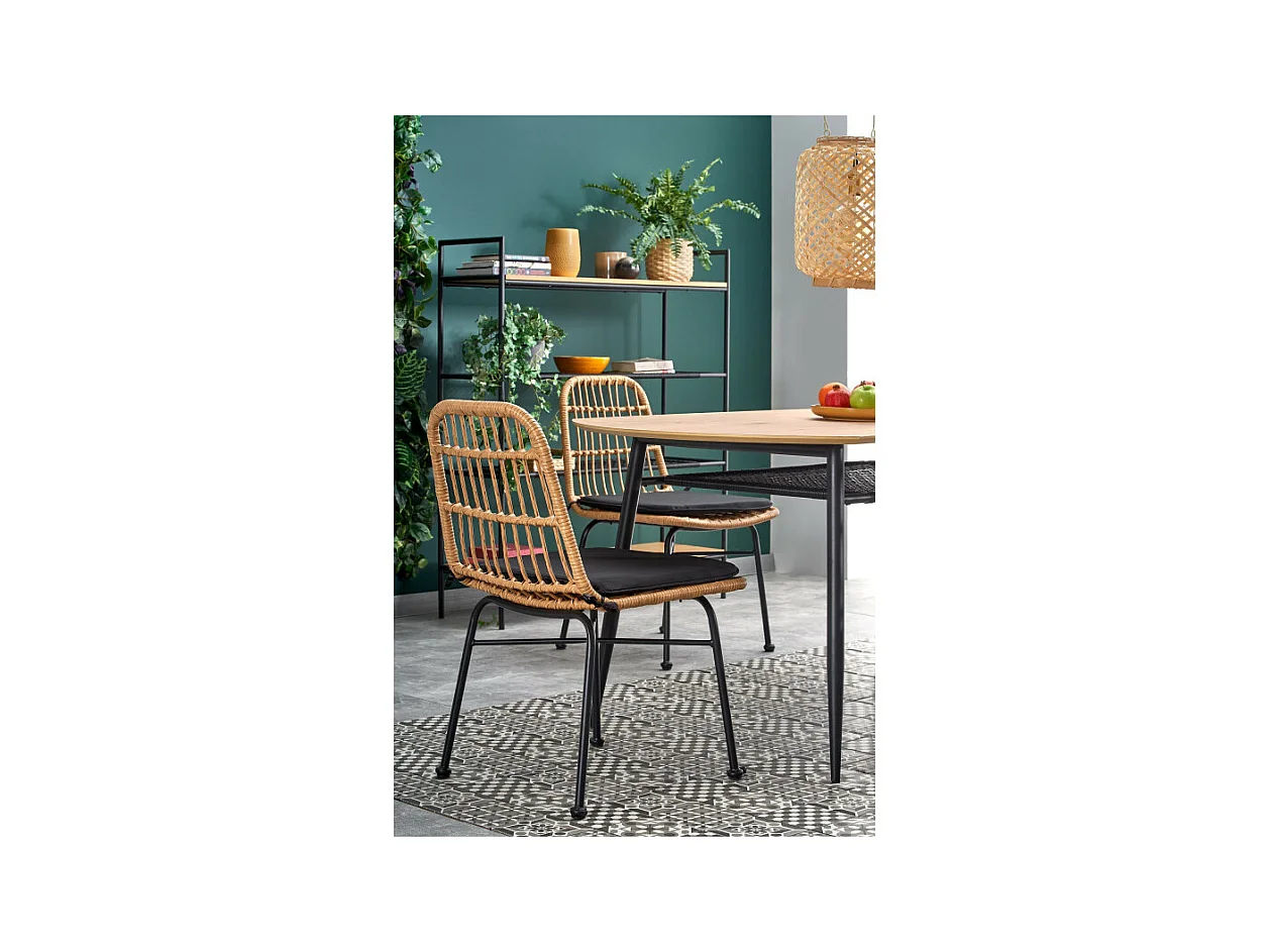 Table de salle à manger aspect chêne doré avec étagère en rotin et pieds en métal noir CEBREN