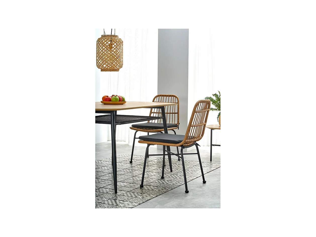 Table de salle à manger aspect chêne doré avec étagère en rotin et pieds en métal noir CEBREN