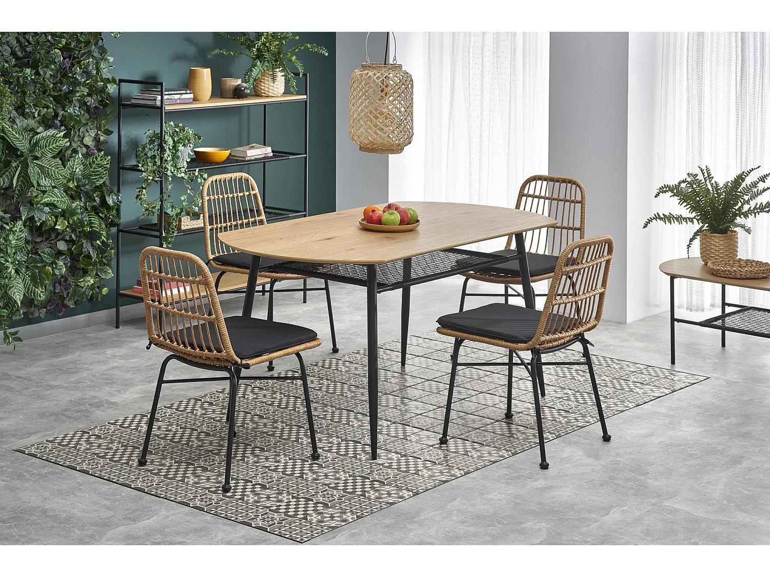 Table de salle à manger aspect chêne doré avec étagère en rotin et pieds en métal noir CEBREN