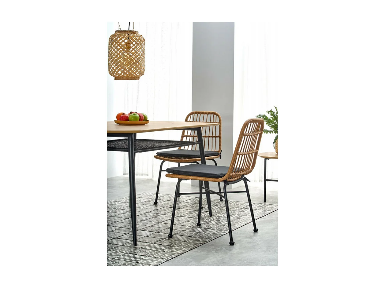 Table de salle à manger aspect chêne doré avec étagère en rotin et pieds en métal noir CEBREN