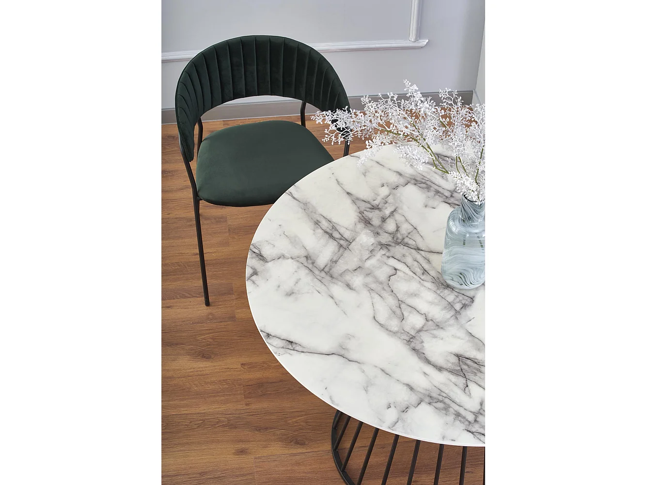 Table ronde avec plateau aspect marbre blanc et pied central design en métal noir DAGAN