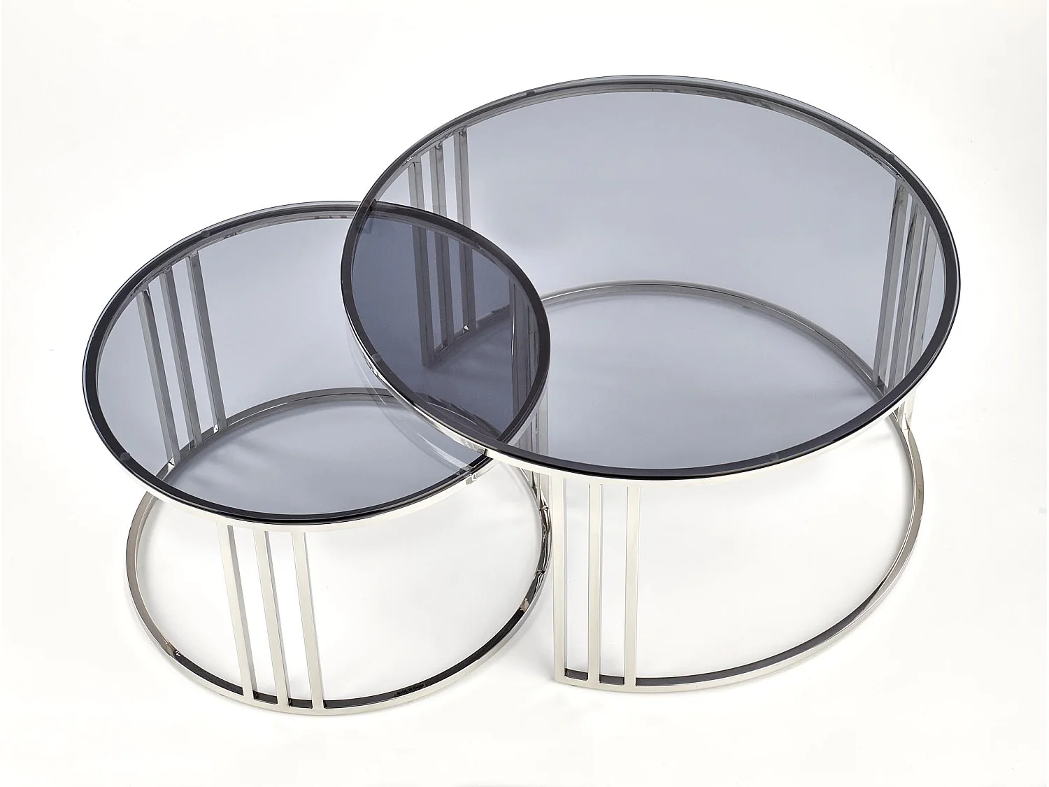 Ensemble de deux tables basses gigognes rondes avec plateaux en verre fumé et structure en acier chromé Salma