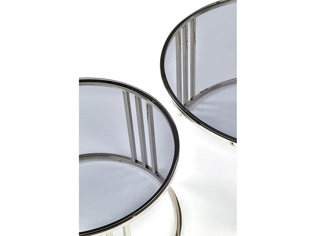 Ensemble de deux tables basses gigognes rondes avec plateaux en verre fumé et structure en acier chromé Salma