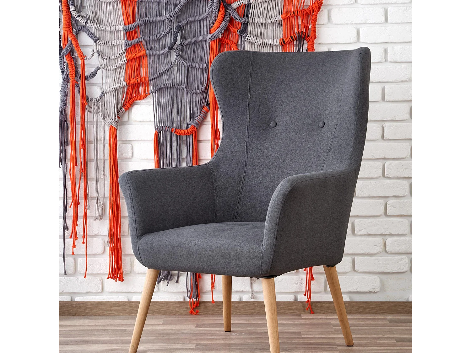 Sillón tapizado en tela gris oscuro con respaldo alto y patas de madera de caucho WISH