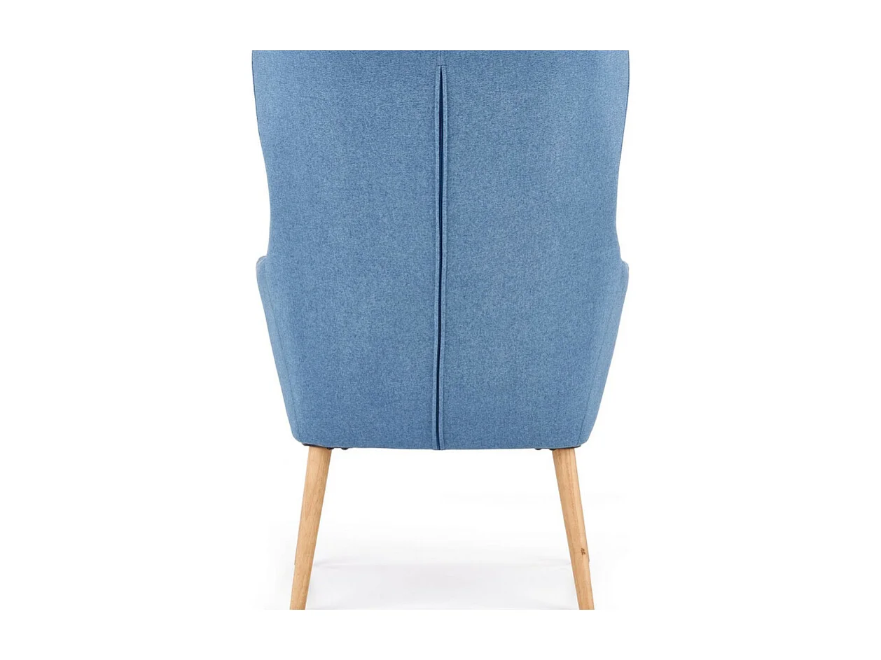 Sillón tapizado en tela azul con respaldo alto y patas de madera de caucho WISH
