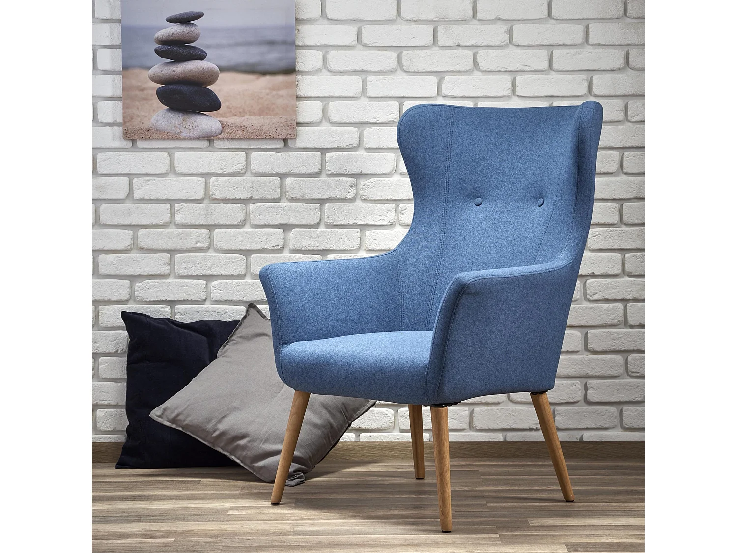 Fauteuil rembourré en tissu bleu avec dossier haut et pieds en bois de caoutchouc WISH