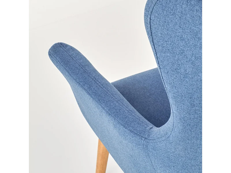 Fauteuil rembourré en tissu bleu avec dossier haut et pieds en bois de caoutchouc WISH