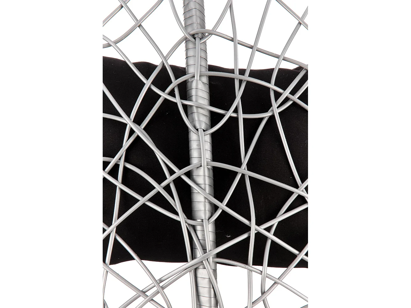 Sedia a uovo sospesa nera e grigia in rattan sintetico e metallo EGG