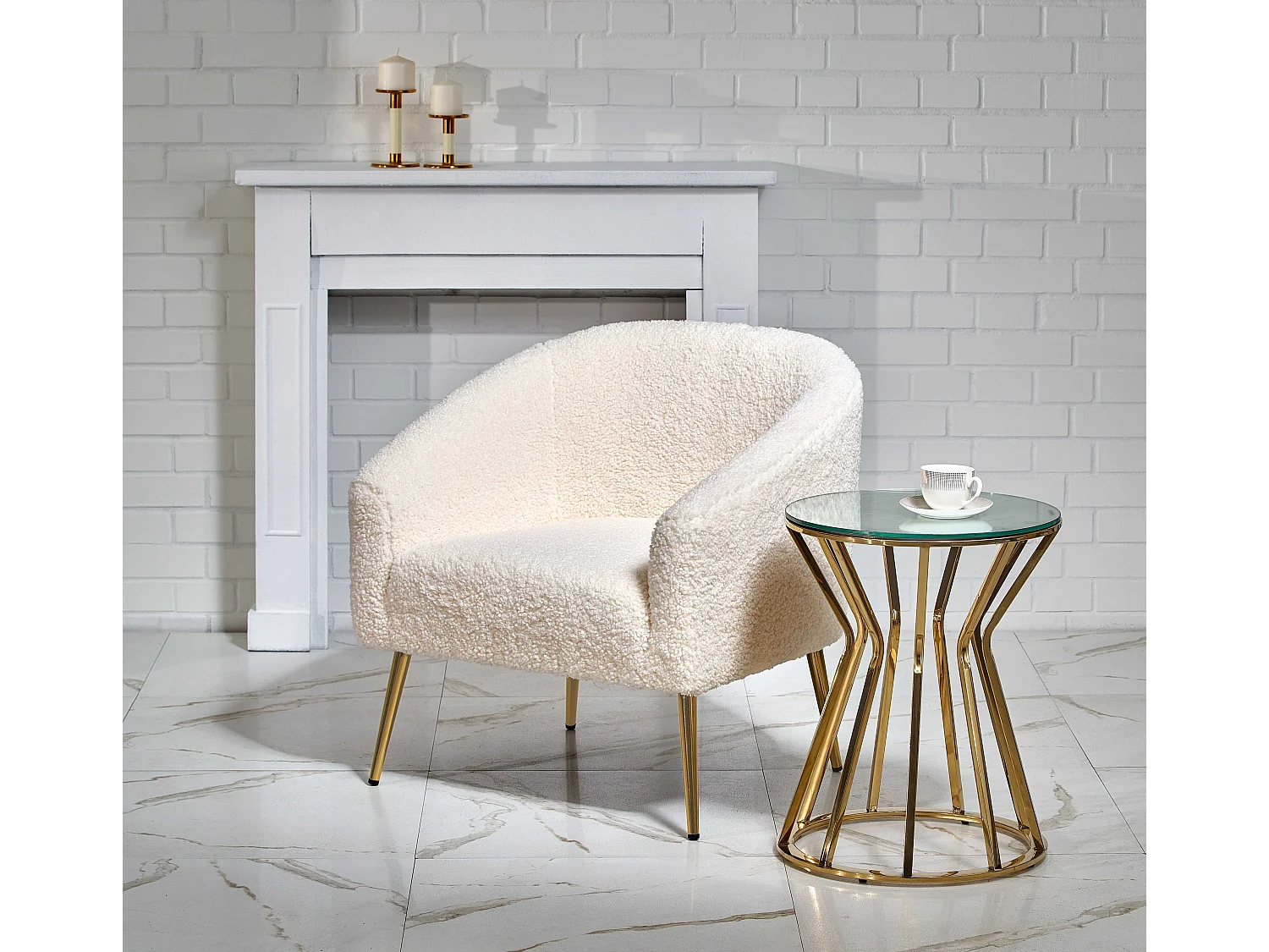 Fauteuil en tissu bouclé avec pieds en métal doré ARMELLE