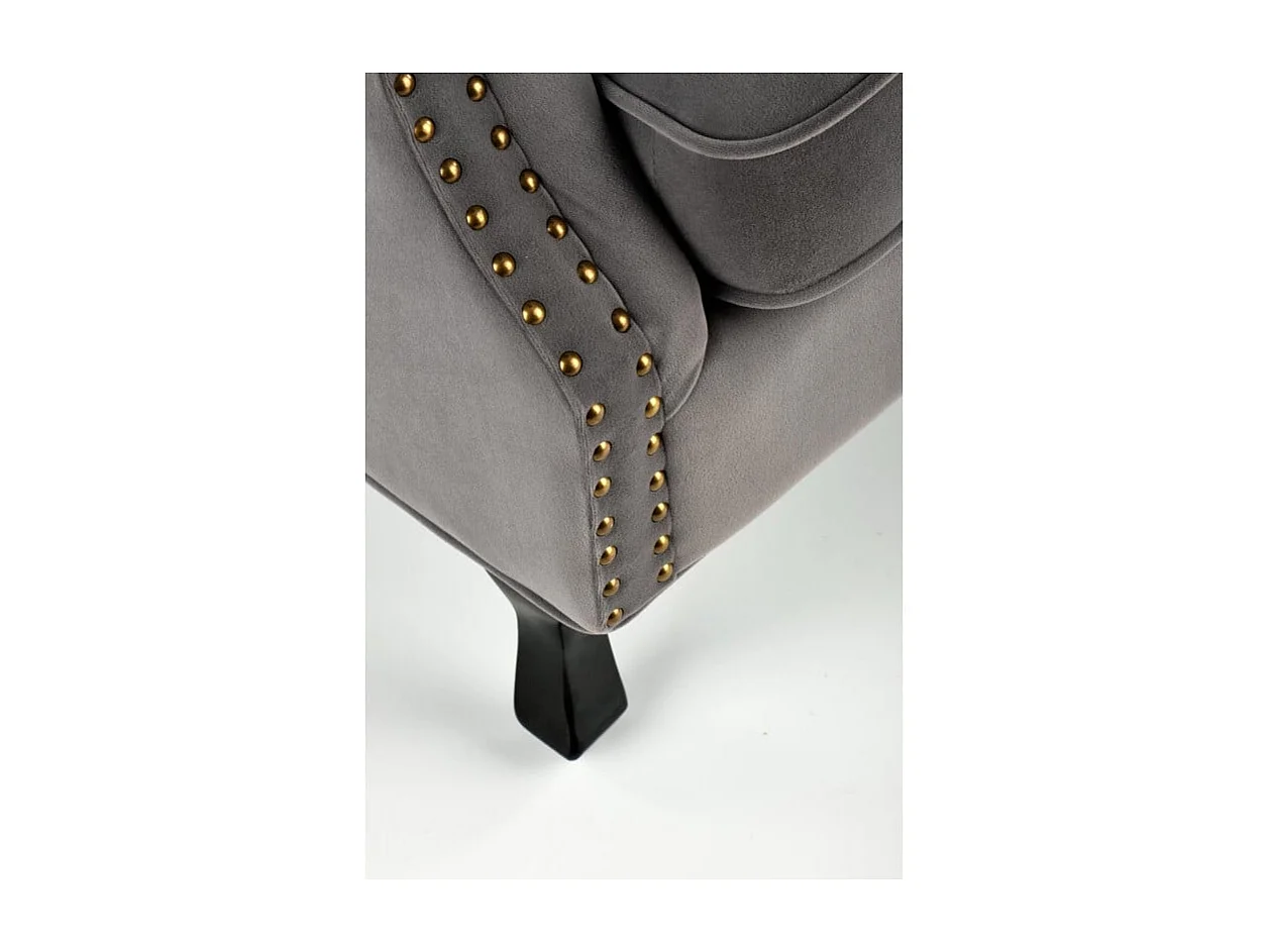 Sillón de terciopelo gris con brazos de tachuelas y patas de madera maciza MEDICIS