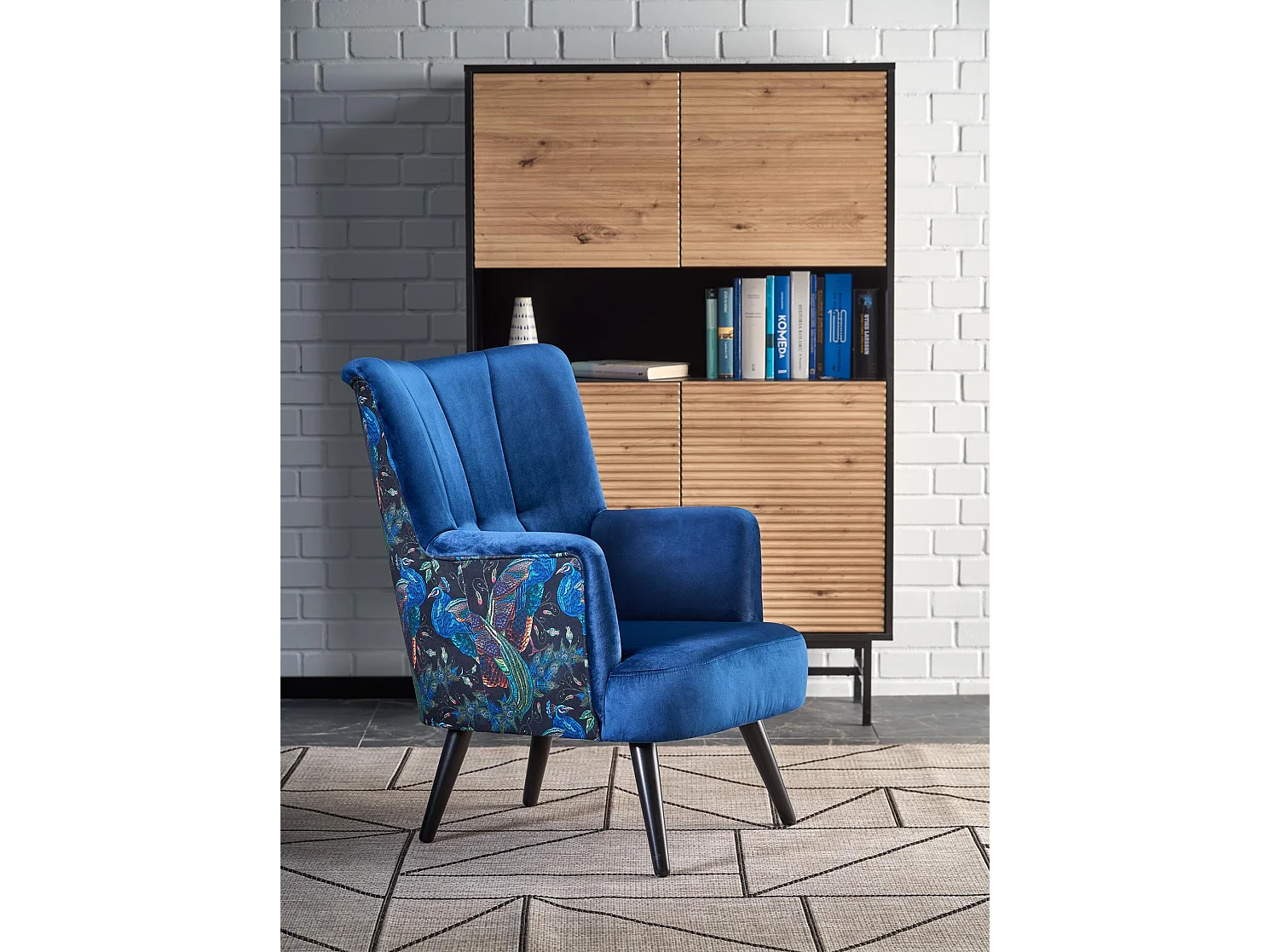 Fauteuil lounge en velours bleu avec dossier imprimé FLORAEL