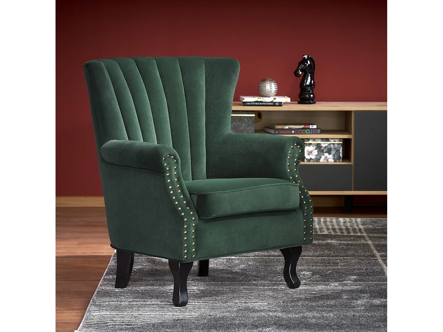 Fauteuil en velours vert avec accoudoirs cloutés et pieds en bois massif MEDICIS