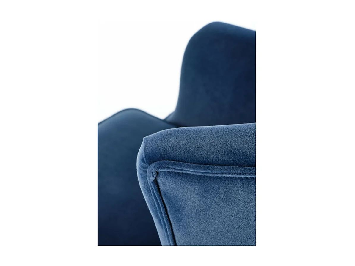 Sillón de terciopelo azul con brazos de tachuelas y patas de madera maciza MEDICIS