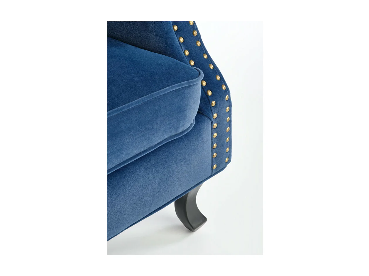 Sillón de terciopelo azul con brazos de tachuelas y patas de madera maciza MEDICIS