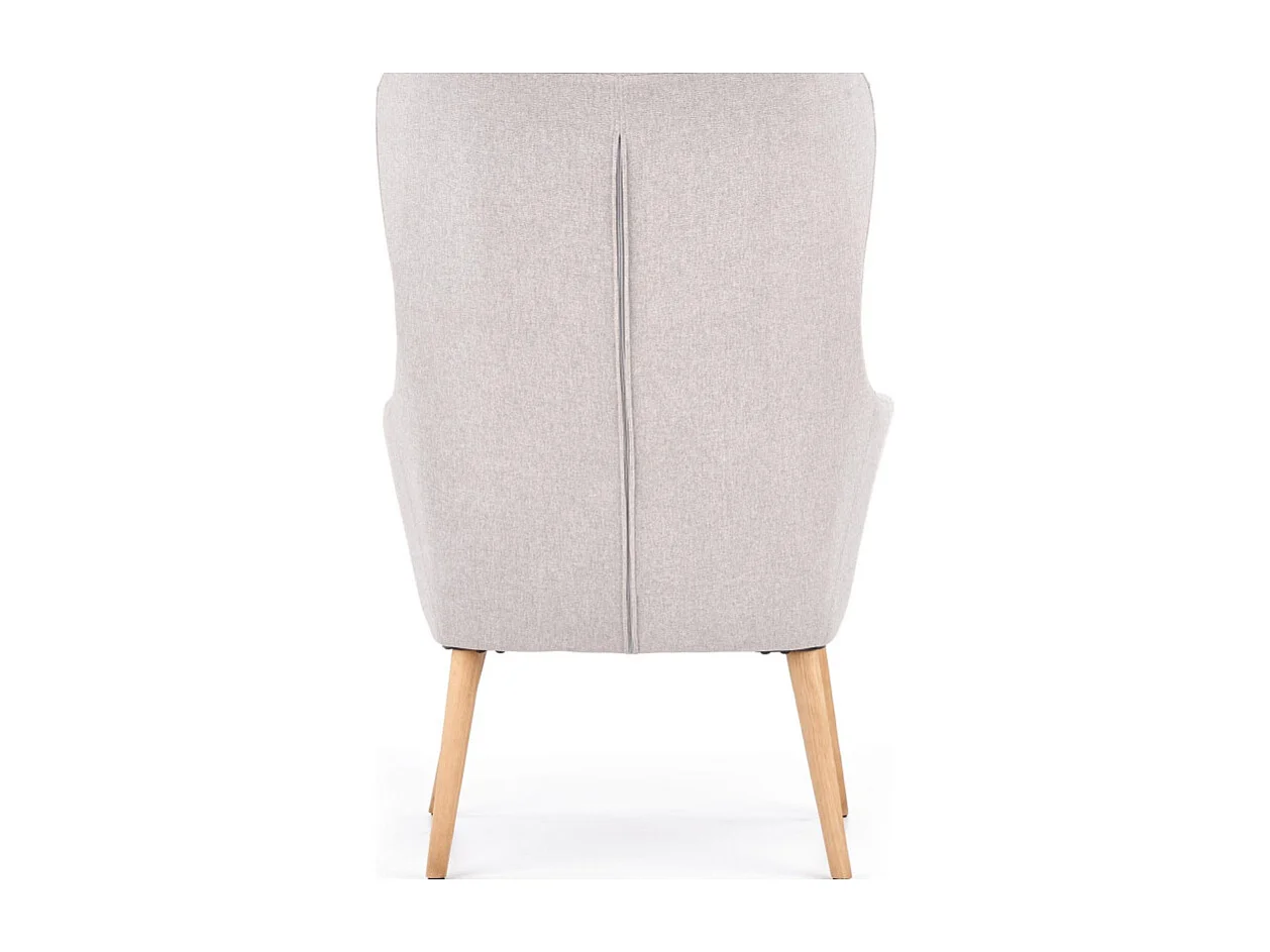 Sillón tapizado en tela gris claro con respaldo alto y patas de madera de caucho WISH
