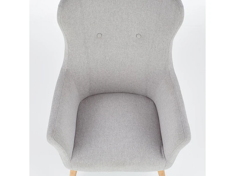 Sillón tapizado en tela gris claro con respaldo alto y patas de madera de caucho WISH