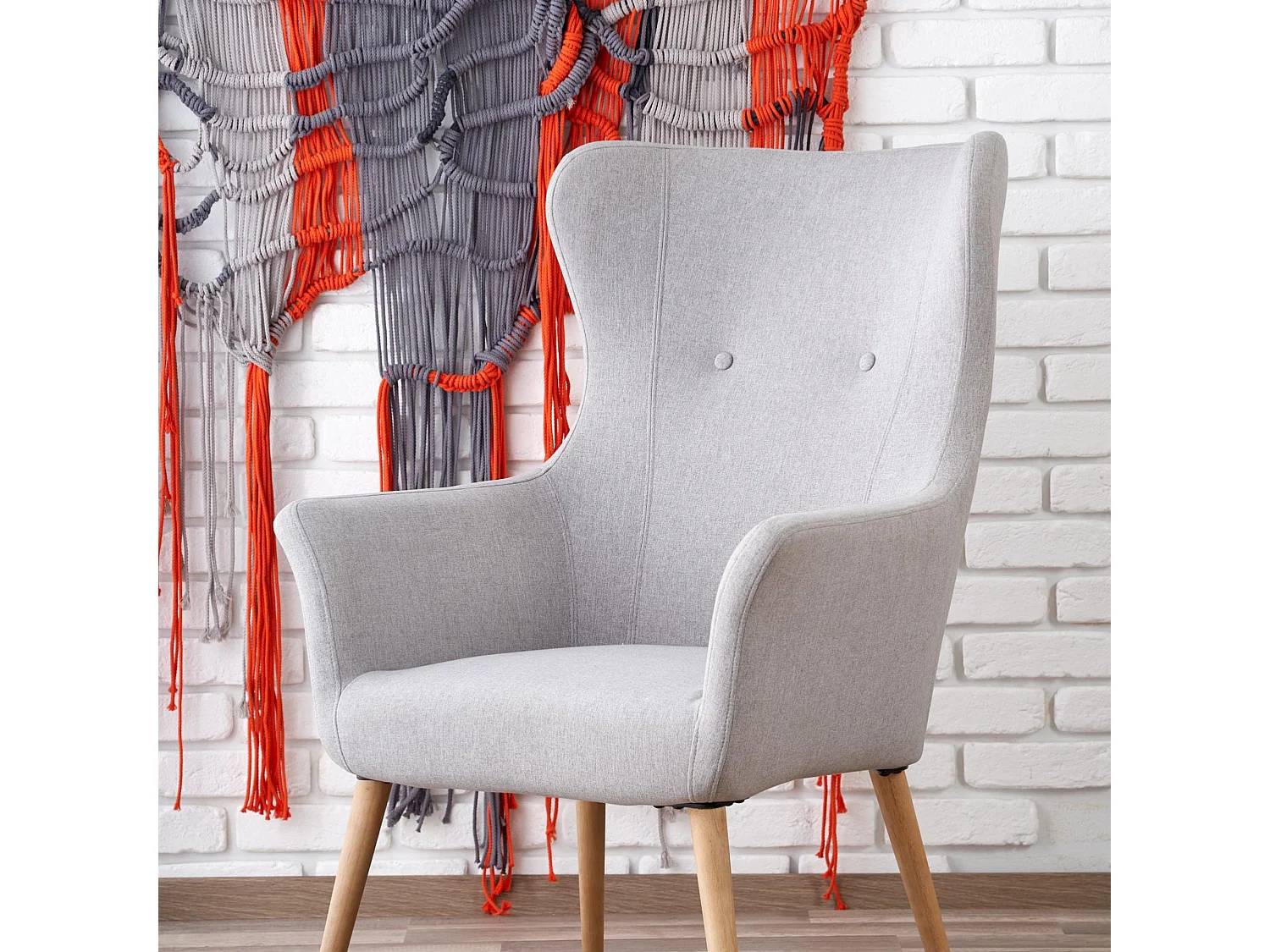 Fauteuil rembourré en tissu gris clair avec dossier haut et pieds en bois de caoutchouc WISH