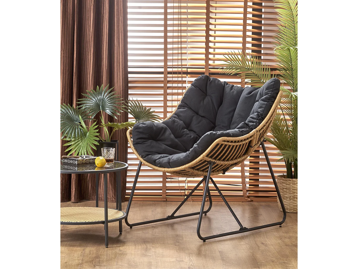 Fauteuil lounge en rotin synthétique avec coussin et structure en métal Bueno