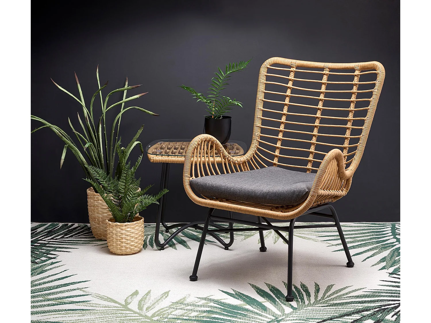 Fauteuil lounge en rotin synthétique avec coussin gris et structure en acier noir Carnac